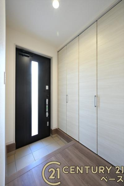 リーブルガーデン曽我町 ３号棟 ／新築一戸建の玄関|■現地撮影写真■すっきりとした明るい玄関が家族やお客様を迎えてくれます！