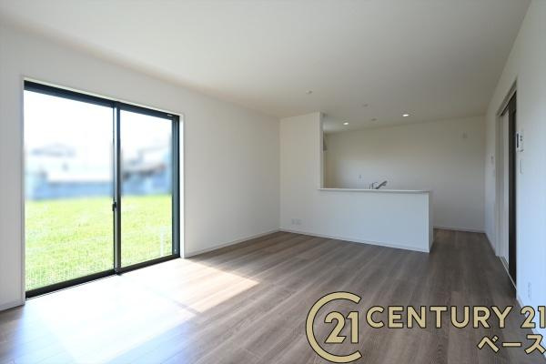 リーブルガーデン曽我町 ３号棟 ／新築一戸建の居間・リビング|■現地撮影写真■家計と環境に優しい！一部窓には断熱性・保温性に優れたペアガラスを使用しています！