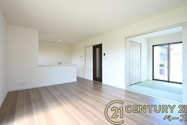 リーブルガーデン曽我町 ３号棟 ／新築一戸建の居間・リビング|■現地撮影写真■大きな窓から柔らかい光が射し込みます！