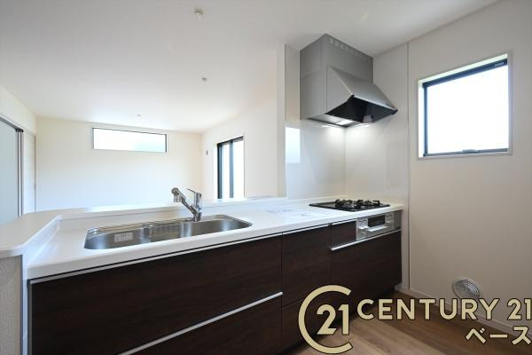 リーブルガーデン曽我町 ３号棟 ／新築一戸建のキッチン|■現地撮影写真■家族とのコミュニケーションがとりやすい人気のカウンターキッチン！