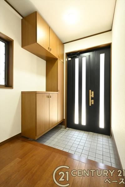 香芝市北今市６丁目　一戸建の玄関|■現地撮影写真■広くて明るい玄関！大容量シューズボックス完備！