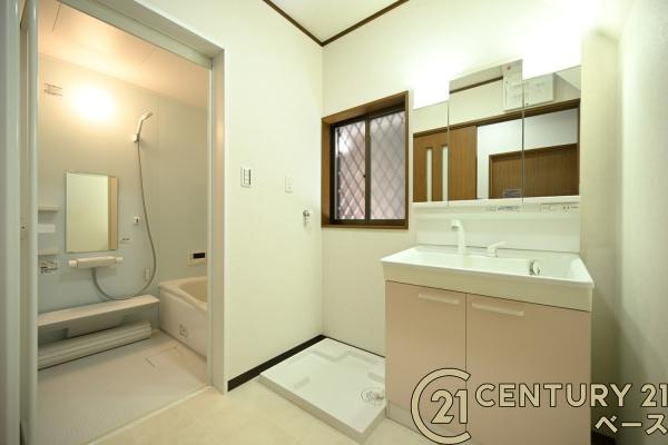 香芝市北今市６丁目　一戸建の独立洗面台|■現地撮影写真■三面鏡タイプのミラーキャビネット！収納スペースも豊富です！