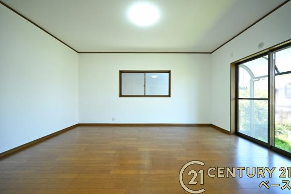 香芝市北今市６丁目　一戸建の居間・リビング|■現地撮影写真■暖かみある居心地の良い空間が広がります！