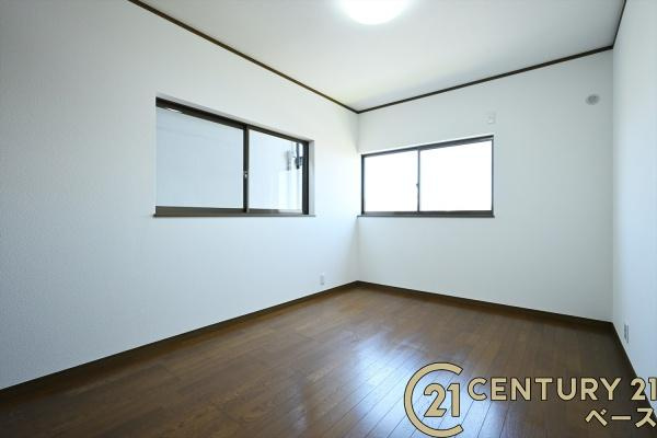 香芝市北今市６丁目　一戸建の洋室|■現地撮影写真■日当たりのよい明るい雰囲気の洋室です！