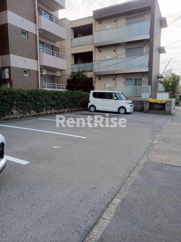 ハイツ森鷹2番館の駐車場