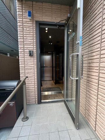 新宿区四谷４丁目の店舗一部のエントランス