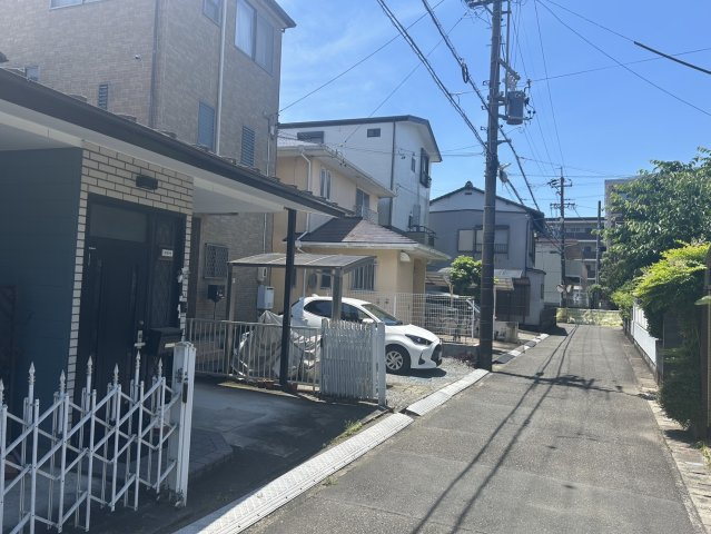 静岡市葵区東瀬名町の前面道路含む現地写真