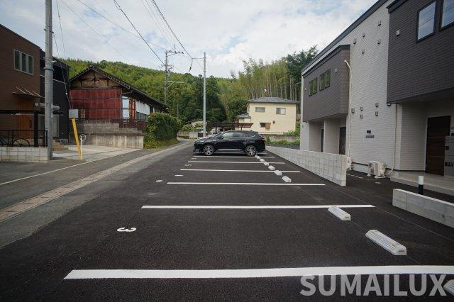 セレン神園の駐車場