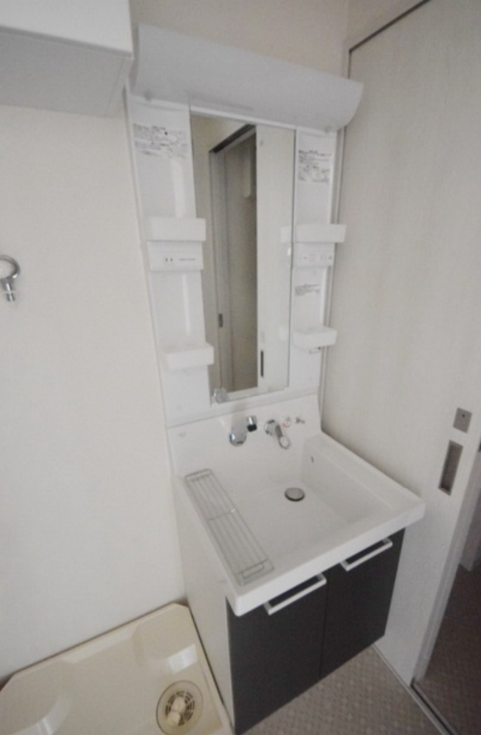 横浜市鶴見区市場富士見町　売り一棟マンション　築浅物件の独立洗面台