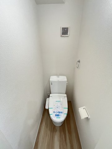 【トイレ】 | 福岡市東区名島4丁目4期　1号棟（全2棟）【仲介手数料無料・0円】 | 現地写真。