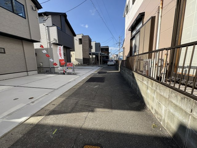 【その他】 | 福岡市東区名島4丁目4期　1号棟（全2棟）【仲介手数料無料・0円】 | 現地写真。前面道路です。