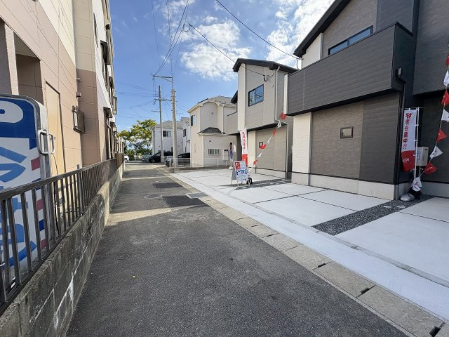 【その他】 | 福岡市東区名島4丁目4期　1号棟（全2棟）【仲介手数料無料・0円】 | 現地写真。前面道路です。