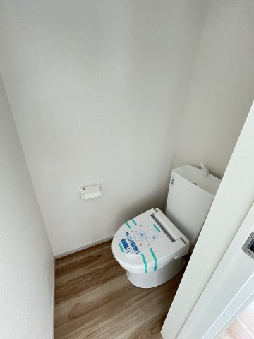 【内装】 | 福岡市東区名島4丁目4期　1号棟（全2棟）【仲介手数料無料・0円】 | 施工例。2階にもトイレです。施工例は完成時と異なる場合があります。