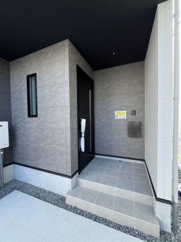 【玄関】 | 福岡市東区名島4丁目4期　1号棟（全2棟）【仲介手数料無料・0円】 | 現地写真。