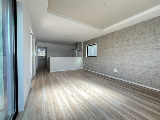 【居間・リビング】 | 福岡市東区名島4丁目4期　1号棟（全2棟）【仲介手数料無料・0円】 | 現地写真。