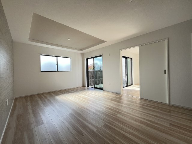 【居間・リビング】 | 福岡市東区名島4丁目4期　1号棟（全2棟）【仲介手数料無料・0円】 | 現地写真。