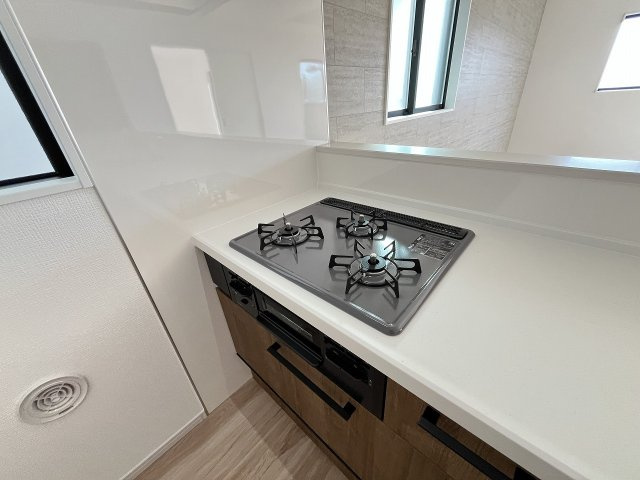 【キッチン】 | 福岡市東区名島4丁目4期　1号棟（全2棟）【仲介手数料無料・0円】 | 現地写真。