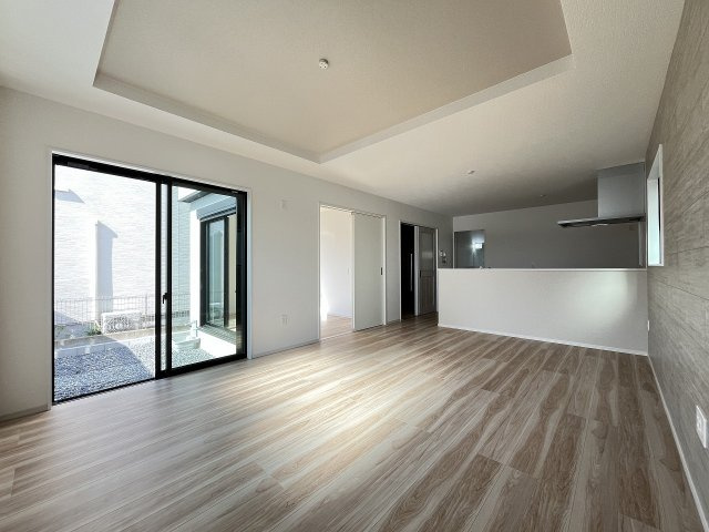 【居間・リビング】 | 福岡市東区名島4丁目4期　1号棟（全2棟）【仲介手数料無料・0円】 | 現地写真。リビングです。