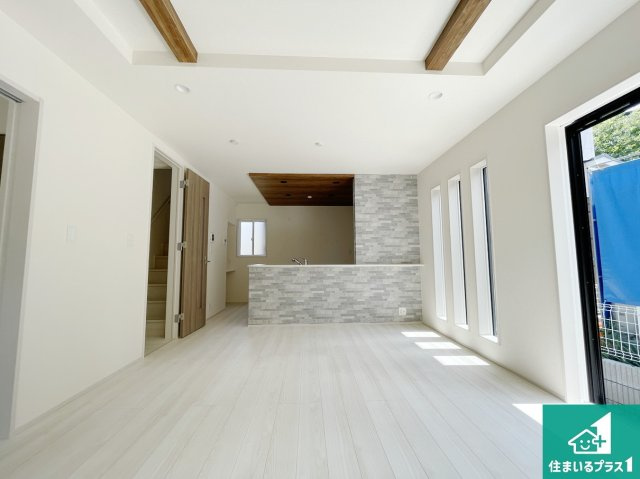 亀岡市余部町清水　新築一戸建ての居間・リビング|日当たり良好の明るいリビングで朝の目覚めもスッキリできそう！対面キッチンでご家族のコミュニケーションも自然と増える設計！小さなお子様が遊ぶスペースを作っても広々とくつろげるLDK！