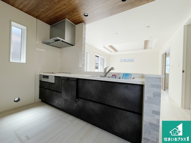 亀岡市余部町清水　新築一戸建てのキッチン|リビングと統一感があり、使い勝手のいいキッチン。広々としているので、二人並んで作業が出来ちゃいます。お子様と一緒に色々なお料理に挑戦できるスペースがあります。