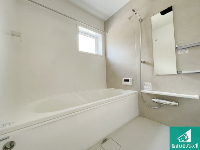 亀岡市余部町清水　新築一戸建ての浴室|足をゆったり伸ばして寛げる浴槽です。窓が設けられていますので差し込む光が明るく穏やかな雰囲気にしてくれます♪浴室乾燥機も設置しているので、雨の日の洗濯物も安心です♪