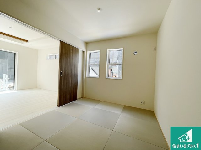 亀岡市余部町清水　新築一戸建ての和室|一室あると便利な和室は客間としてだけでなく、小さなお子様のプレイルームや食後のくつろぎスペースとしてもご利用いただけます。収納もついていますので大活躍間違いなし！