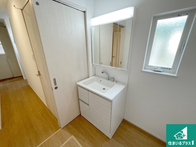 亀岡市篠町篠下中筋　第1期　新築一戸建ての独立洗面台|清潔感のある洗面台です。フラットな鏡は掃除がしやすく毎日清潔！鏡裏には収納があるのでスッキリとした洗面台が保てます。