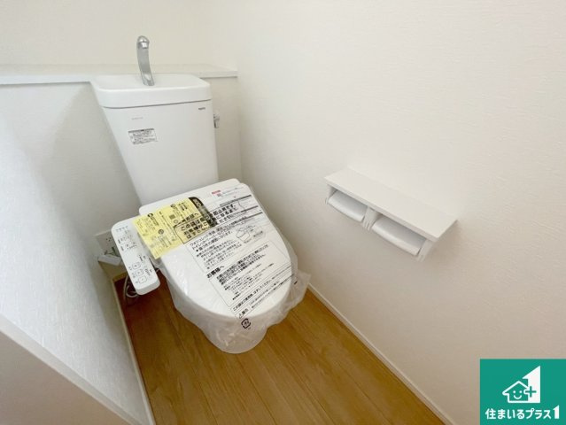 亀岡市篠町篠下中筋　第1期　新築一戸建てのトイレ|1・2階の2ヶ所にあるので、朝の忙しい時間の順番待ちもなく、深夜の利用にも大変便利です。