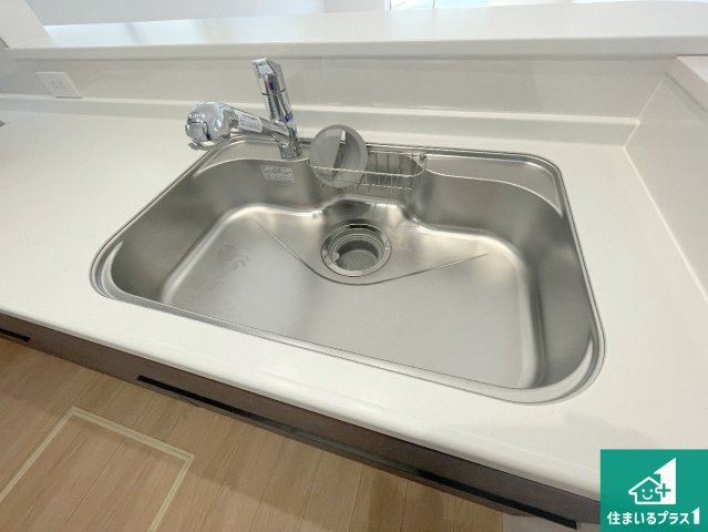 亀岡市篠町篠下中筋　第1期　新築一戸建ての設備|蛇口の先端に浄水器を内蔵しています！原水と浄水、お湯と冷水、シャワーの切替えがワンタッチなので用途によって使い分けられます。