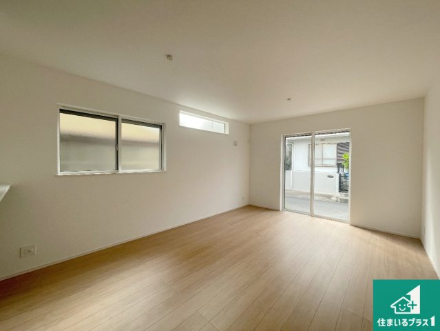 亀岡市篠町篠下中筋　第1期　新築一戸建ての居間・リビング|シンプルなリビングは家具次第で雰囲気を変えることができます！