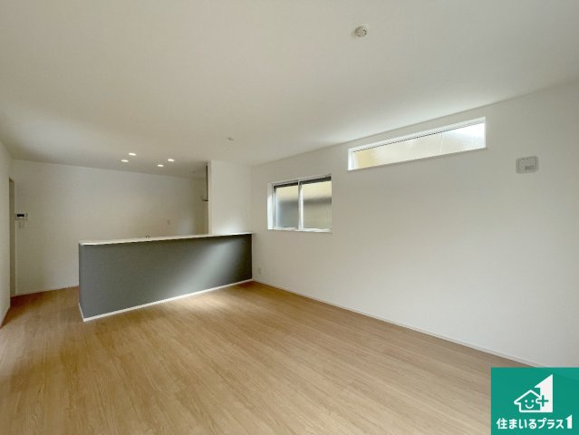 亀岡市篠町篠下中筋　第1期　新築一戸建ての居間・リビング|日当たり良好の明るいリビングで朝の目覚めもスッキリできそう！対面キッチンでご家族のコミュニケーションも自然と増える設計！小さなお子様が遊ぶスペースを作っても広々とくつろげるLDK！