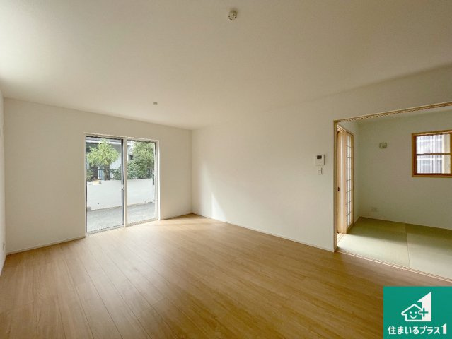 亀岡市篠町篠下中筋　第1期　新築一戸建ての居間・リビング|シンプルなリビングは、観葉植物等のインテリアを楽しめますね！パパ好みにも、ママ好みにも家具次第で雰囲気を変えることができます！