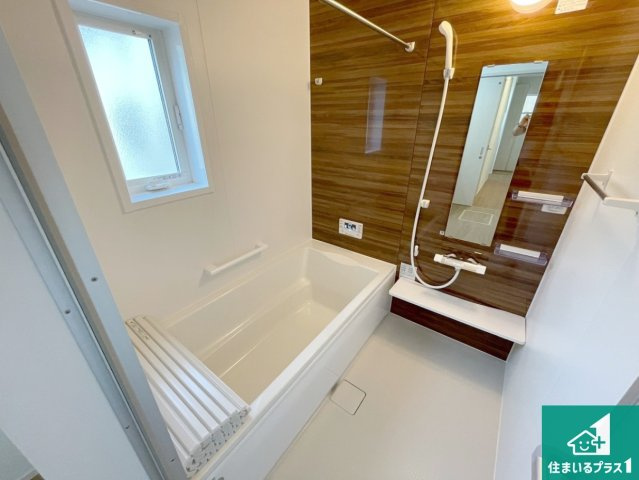 亀岡市篠町篠下中筋　第1期　新築一戸建ての浴室|足をゆったり伸ばして寛げる浴槽です。窓が設けられていますので差し込む光が明るく穏やかな雰囲気にしてくれます♪浴室乾燥機も設置しているので、雨の日の洗濯物も安心です♪