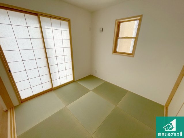 亀岡市篠町篠下中筋　第1期　新築一戸建ての和室|一室あると便利な和室は客間としてだけでなく、小さなお子様のプレイルームや食後のくつろぎスペースとしてもご利用いただけます。収納もついていますので大活躍間違いなし！