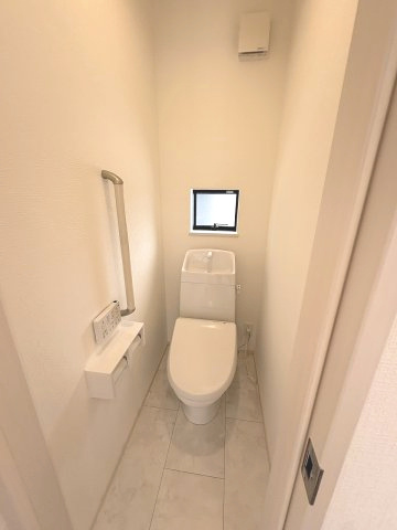 【トイレ】 | 福岡市早良区原8丁目　E号棟（全5棟）【仲介手数料無料・0円】 | 現地写真。1階のトイレです。