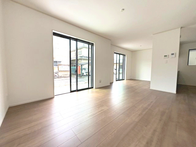 【居間・リビング】 | 福岡市早良区原8丁目　E号棟（全5棟）【仲介手数料無料・0円】 | 現地写真。