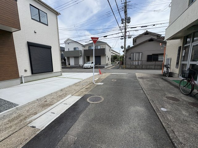 【その他】 | 福岡市早良区原8丁目　E号棟（全5棟）【仲介手数料無料・0円】 | 現地写真。前面道路です。