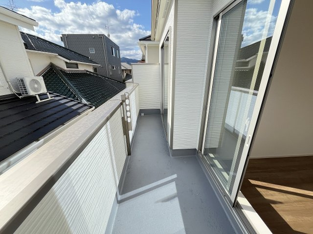 【バルコニー】 | 福岡市早良区原8丁目　E号棟（全5棟）【仲介手数料無料・0円】 | 現地写真。