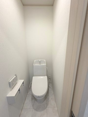 【トイレ】 | 福岡市早良区原8丁目　E号棟（全5棟）【仲介手数料無料・0円】 | 現地写真。2階にもトイレです。