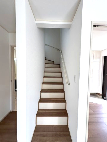 【内装】 | 福岡市早良区原8丁目　E号棟（全5棟）【仲介手数料無料・0円】 | 現地写真。2階へ上がる階段です。手摺もついて安全ですね。