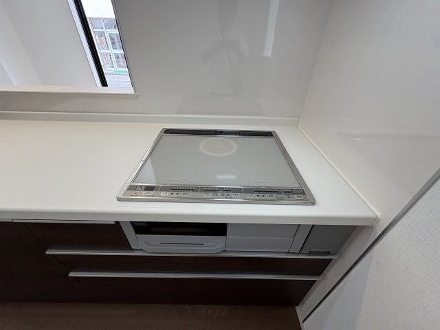 【キッチン】 | 福岡市早良区原8丁目　E号棟（全5棟）【仲介手数料無料・0円】 | 現地写真。IHクッキングヒーター