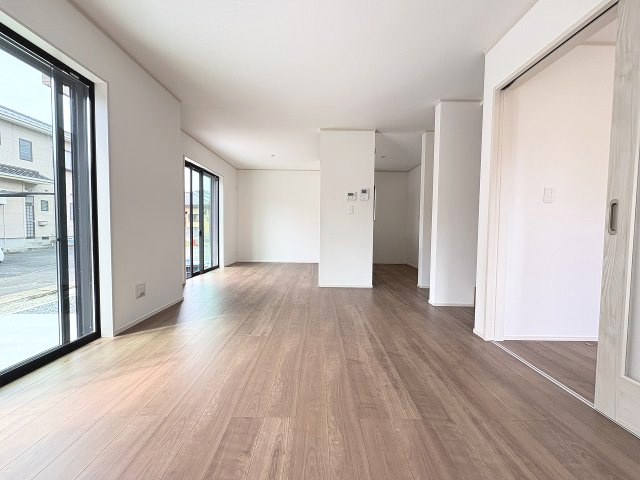 【居間・リビング】 | 福岡市早良区原8丁目　E号棟（全5棟）【仲介手数料無料・0円】 | 現地写真。リビングです。