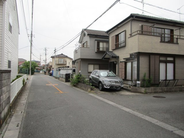 桶川市西　中古戸建の前面道路含む現地写真