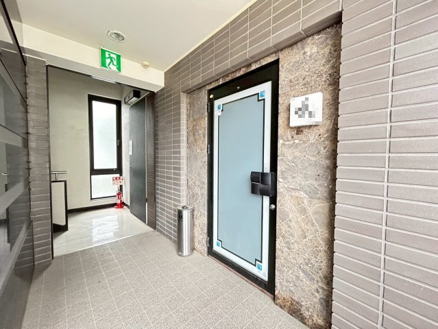 康生通り イーラウエストビルのエントランス