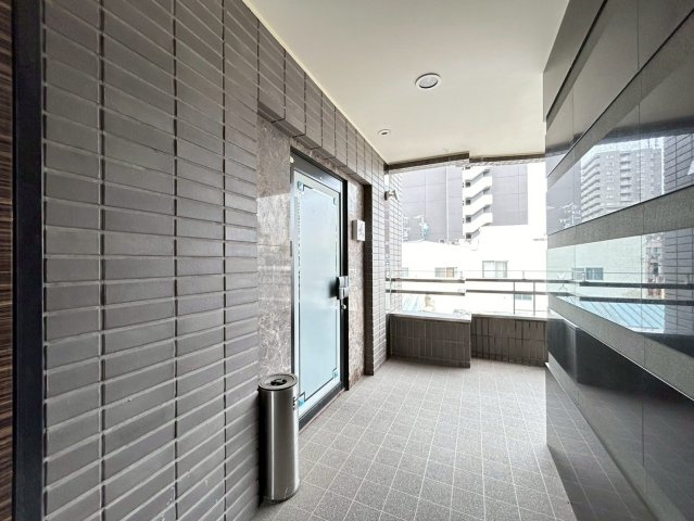 康生通り イーラウエストビルのエントランス