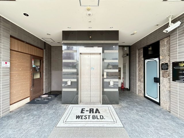 康生通り イーラウエストビルのエントランス