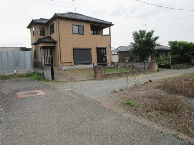 桶川市川田谷　中古戸建の前面道路含む現地写真