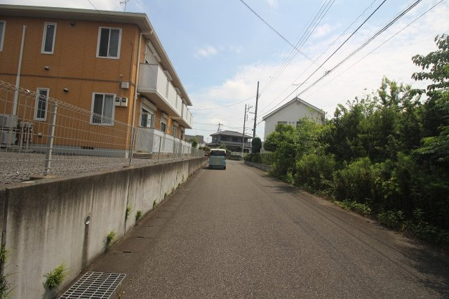 小山市美しが丘2丁目の前面道路含む現地写真|南東側道路（2025年7月撮影）