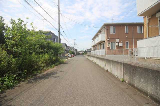 小山市美しが丘2丁目の前面道路含む現地写真|南東側道路（2025年7月撮影）