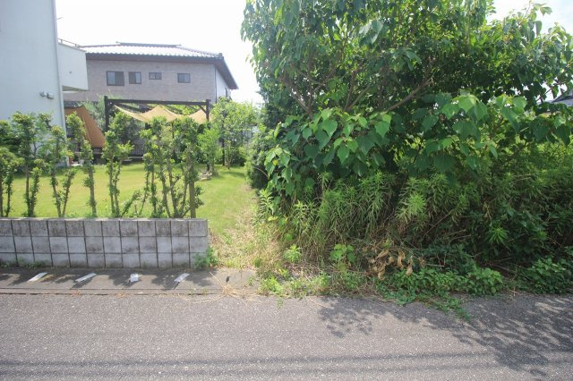 小山市美しが丘2丁目の外観|南西側との境界部分（2025年7月撮影）